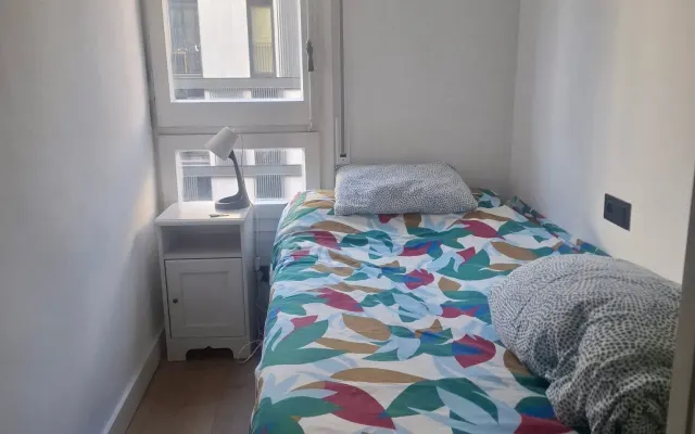 Habitación exterior en piso con vistas a Sagrada Familia. Semana