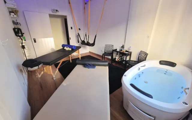 Geräumiges Zimmer in einem bekannten Massagestudio im X