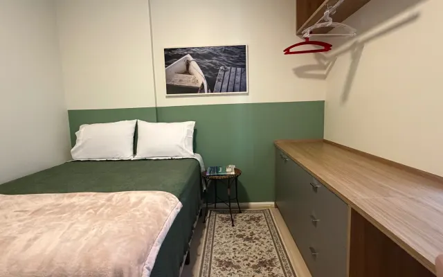 Quarto no coração do Centro, próx. baía Norte