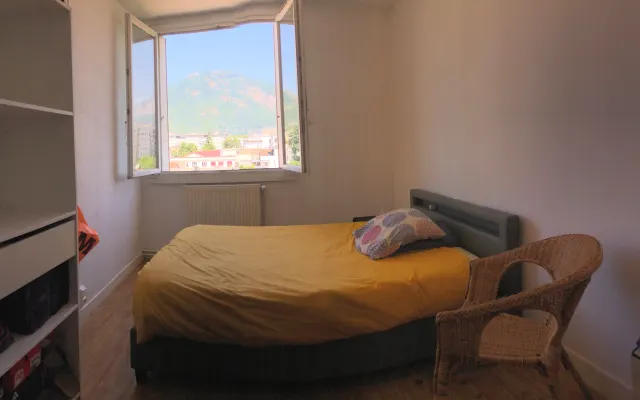 Ruhiges Zimmer mit einem 140-cm-Bett und schönem Blick auf die Berge