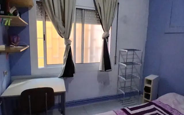 Blue room with a double bed available in Barcelona: