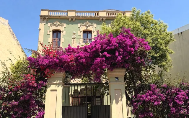 Studio de design dans une maison moderniste, à 19 min de Barcelone, prè