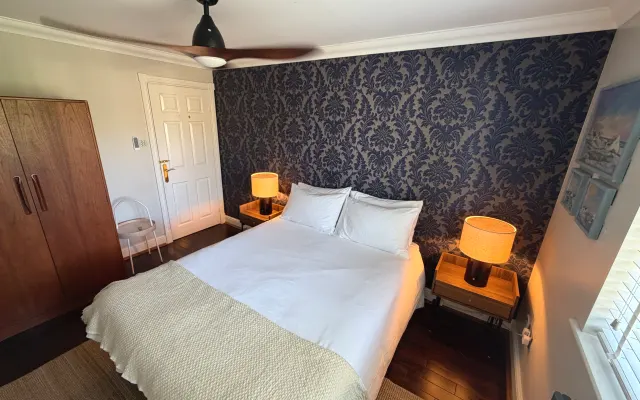 Chambre lumineuse et aérée dans une grande maison à Fordham.