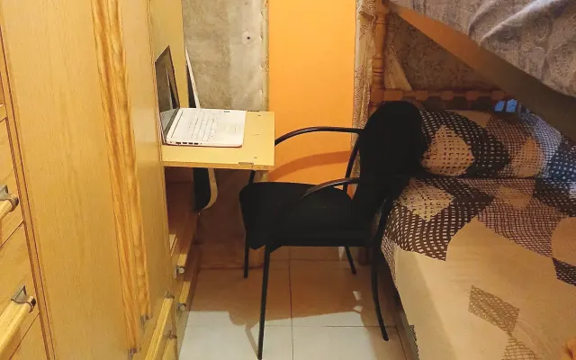 Orangefarbenes Zimmer mit Etagenbett in Barcelona verfügbar:
