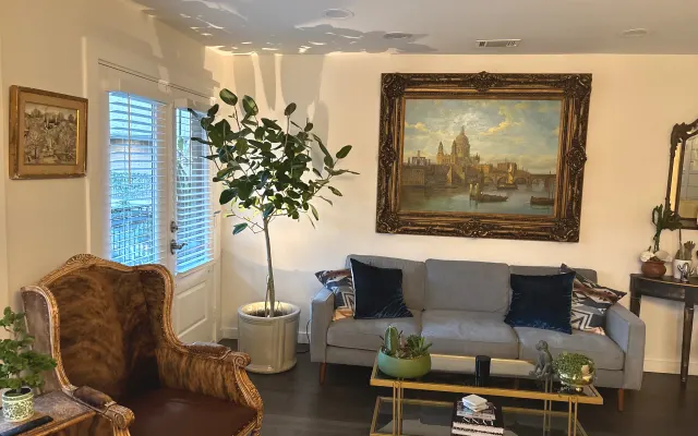 A quite oasis in the Heart of Montrose.