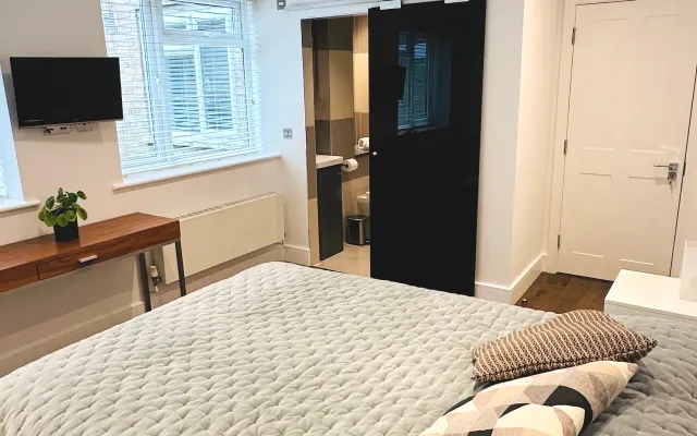 Una camera da letto spaziosa con bagno privato a London Bridge.