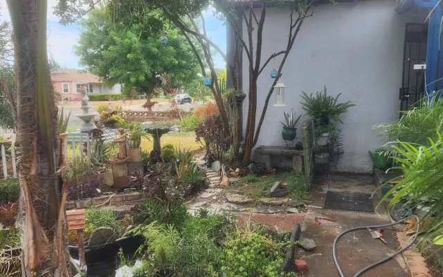 Una vivienda clásica tipo torre con un toque creativo.