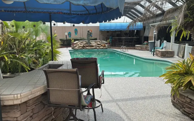 Relax & Unwind – Private Room with Pool in a Clothing-Optional Gay-Own