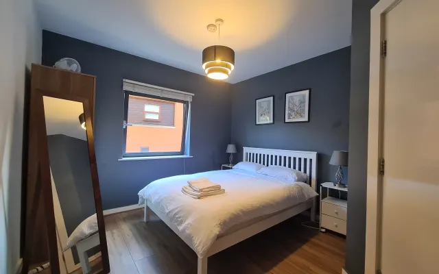 Dormitorio con baño en el piso, L1.