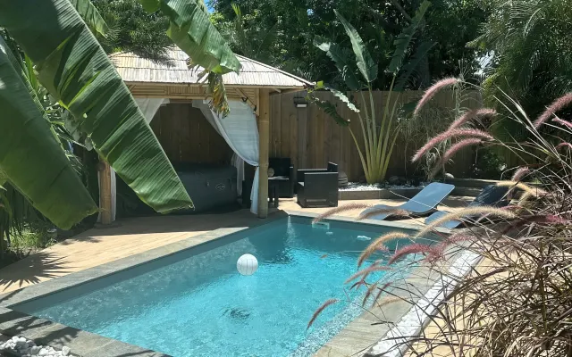 Casa com 2 quartos, ar condicionado, piscina e jacuzzi em L’Eperon