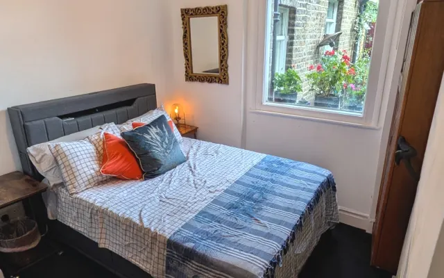 Bedroom. Victorian Townhouse Quiet Ground Floor Flat Elephant & Castle
