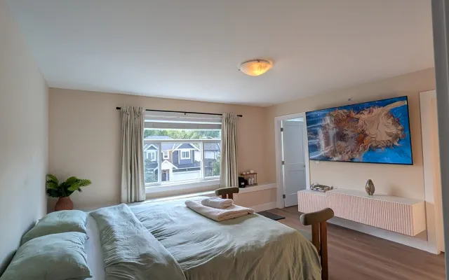 Hauptschlafzimmer mit einem Kingsize-Bett, eigenem Bad und begehbarem...