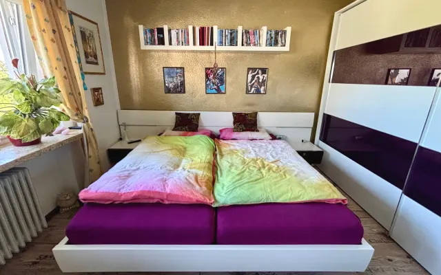 Hübsches Gästezimmer mit einem Doppelbett und eigenem Balkon in...