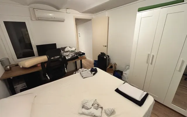 Room right in the heart of Gràcia. Close to the metro and beautiful...