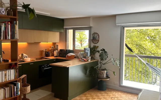 Chambre d’amis privée et lumineuse dans mon appartement parisien