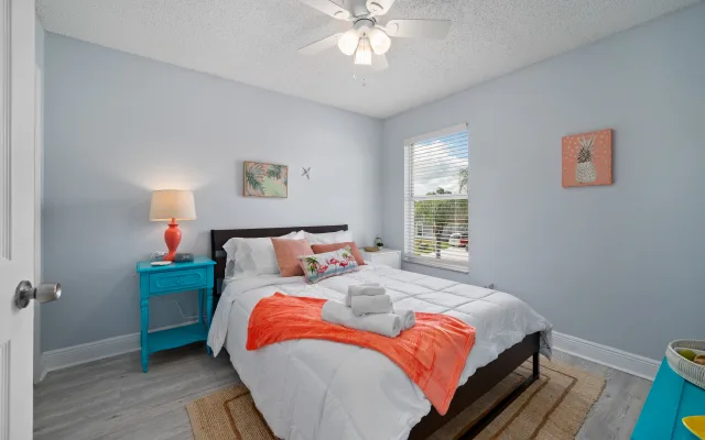 *Room #3* 1 guest, 1 queen bed private, with shared bath