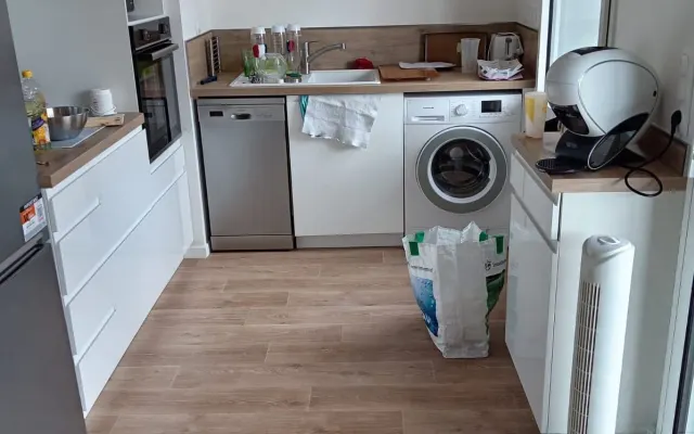 Buongiorno, vi accolgo volentieri a casa mia; condivido la mia camera.
