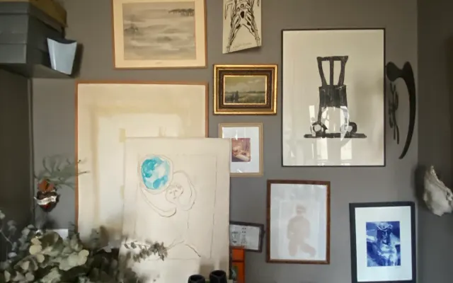 Ein Zimmer in einem Kuriositätenkabinett über den Dächern von Paris