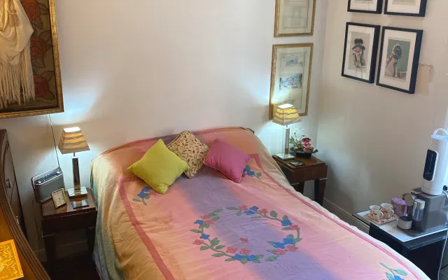 Gemütliches, ruhiges Schlafzimmer mit einem kleinen Doppelbett für 1...