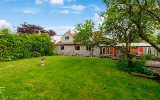 Private en-suite room in a lovely country cottage near Glastonbury