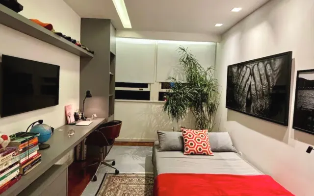 Room in an architect-designed apartment in Copacabana at Posto 6