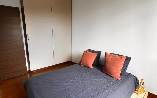 Einzelzimmer in einer stilvollen Wohnung mit Terrasse