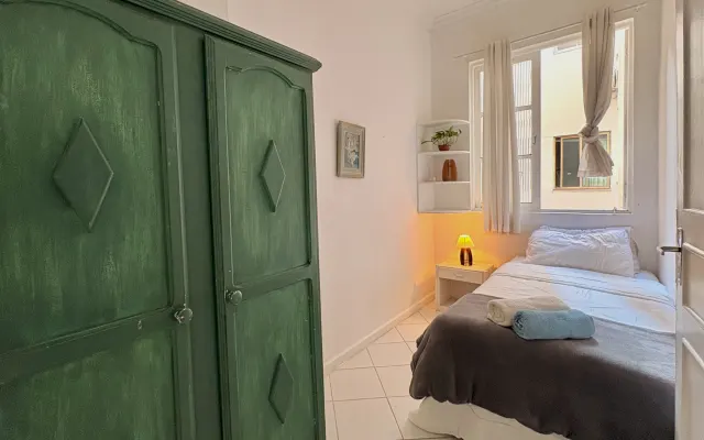 Safe and cozy room, 2 blocks from Ipanema Beach and the subway
