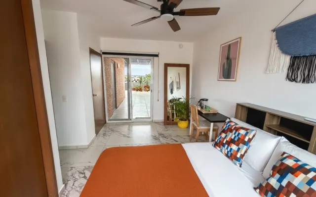 Habitación con baño privado y terraza privada en casa compartida.