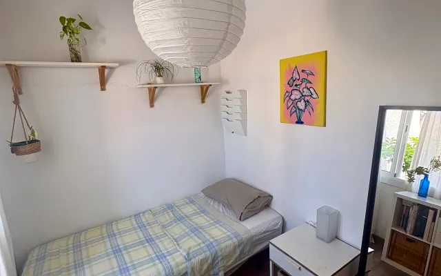 Quarto individual num apartamento com terraço