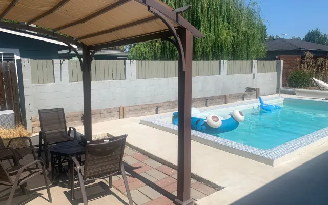 Oasis in valley. Private heated salt pool.