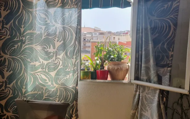 quarto acolhedor e bem localizado, com colegas de casa simpáticos