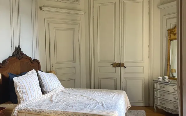 Anne d’Anjou. Sehr gemütliches Zimmer mit Blick auf den Innenhof...