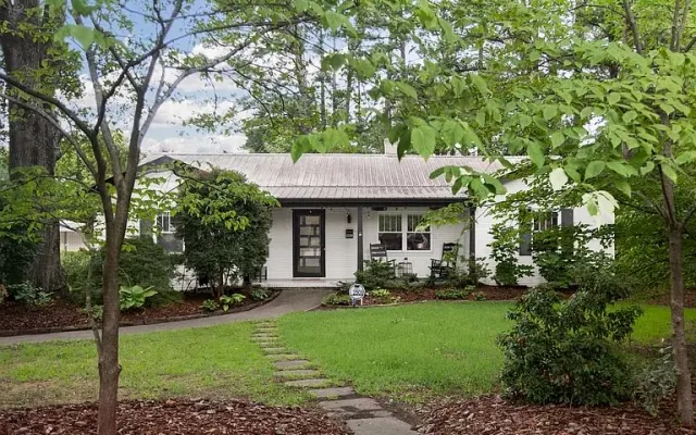Bienvenue au 2508 W Club Blvd, une maison rénovée avec soin