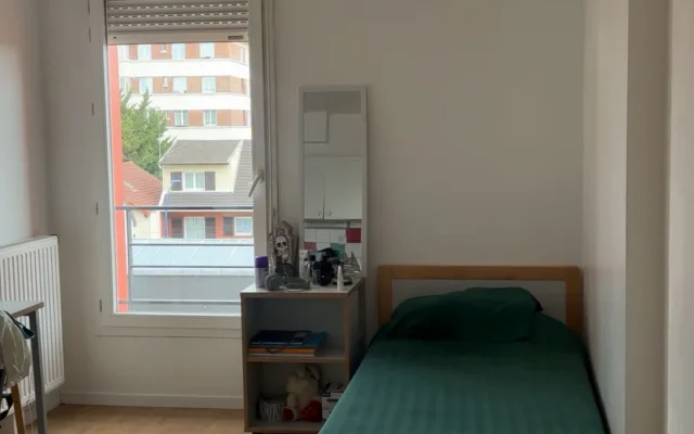 Paris , 20m2 studio nr Metro 7 & Tram 1. Secure, full kitchen, fits 2!