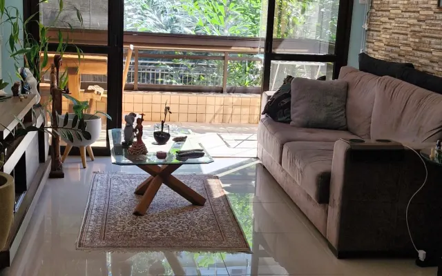 Beautiful apartment near Recreio Beach and several restaurants.