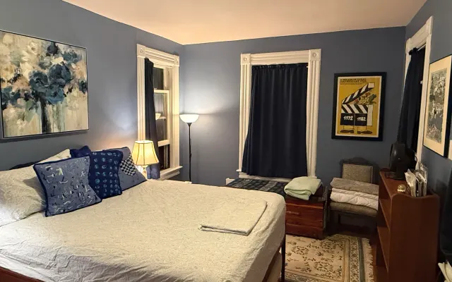 The Blue Room: Cozy and sunny with hot tub access