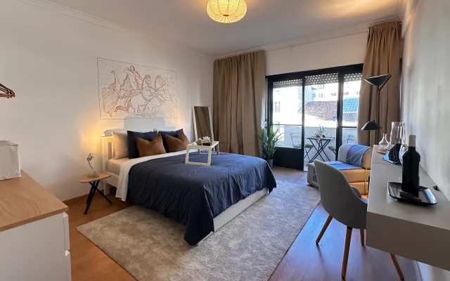 Geräumiges Zimmer mit Balkon im Zentrum von Lissabon