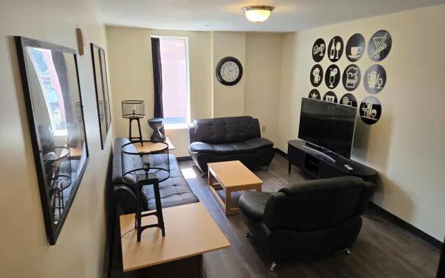 Downtown 2BR/2B | King Rm + Bunk Rm | River Views