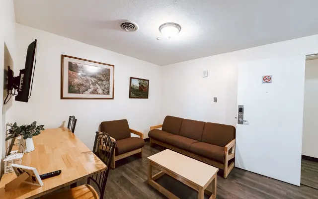 2BR 2BA Downtown Apt | Spacious + Walkable