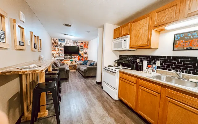 7 Beds Downtown Apt | 2BR 2BA | Large Groups