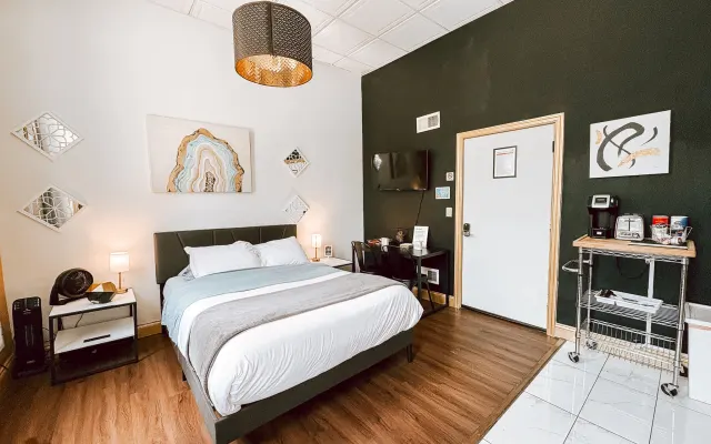 Central Downtown Queen Bed | Walk to all Venues