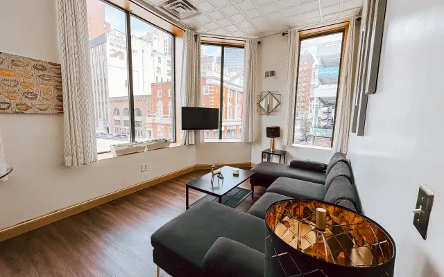 City Views | Downtown Apt | Walk Everywhere