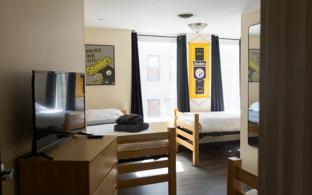 Cozy Downtown Pittsburgh Sports-Themed Efficiency Apt
