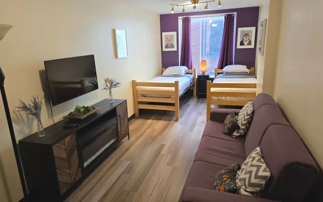 Downtown Pittsburgh Apt | 60” TV + Walk to PPG & Convention Center