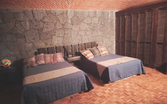 Quarto com casa de banho completa e um ambiente tranquilo e repousante