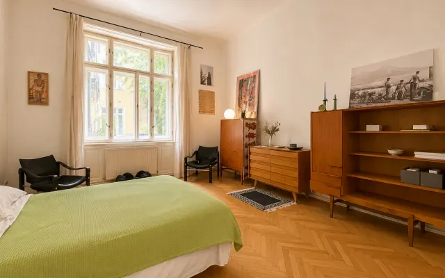 large shared room - beautiful Viennese apartment