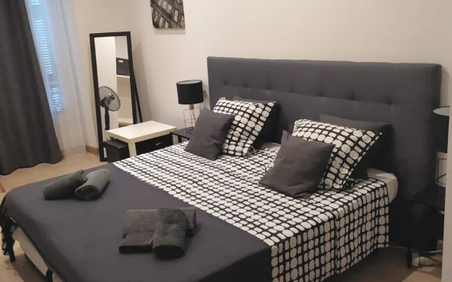 NICE AIR-CONDITIONED ROOM CENTER NEAR TRAIN STATION / J. DOCTOR