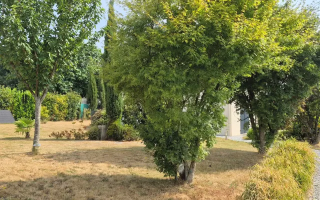 une chambres à dispo et le reste en commun. Petit village tranquille.