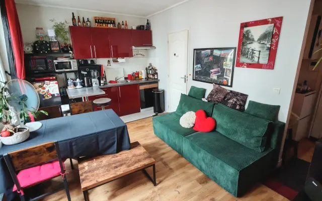 Sofá en un bonito piso