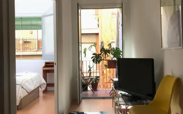 Cozy apartment in the Sants neighborhood with all amenities nearby.